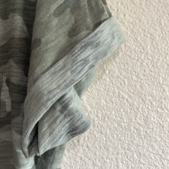 a.n.a. Camo print super soft tshirt - Size M - Picture 5 of 7